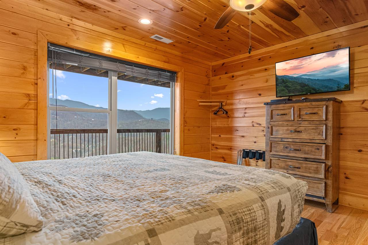 <span class="name">King Bedroom With Jacuzzi Tub & Ensuite Bathroom</span> <span class="name">King Bedroom With Jacuzzi Tub & Ensuite Bathroom</span>