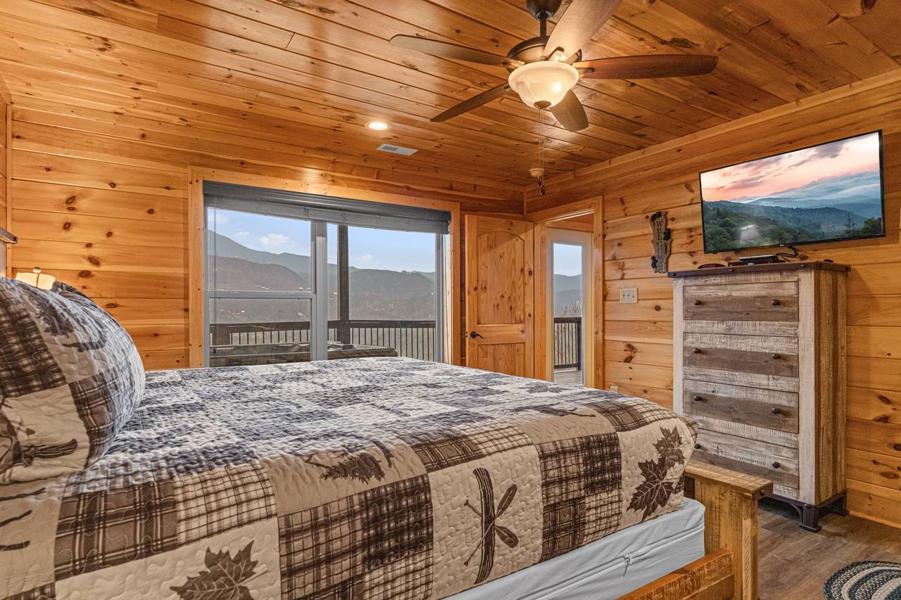 <span class="name">King Bedroom With Jacuzzi Tub & Ensuite Bathroom</span> <span class="name">King Bedroom With Jacuzzi Tub & Ensuite Bathroom</span>