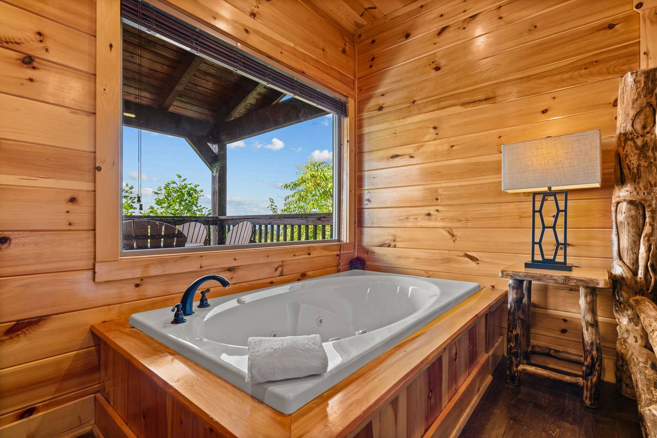 King suite with jetted tub & private bathroom King suite with jetted tub & private bathroom