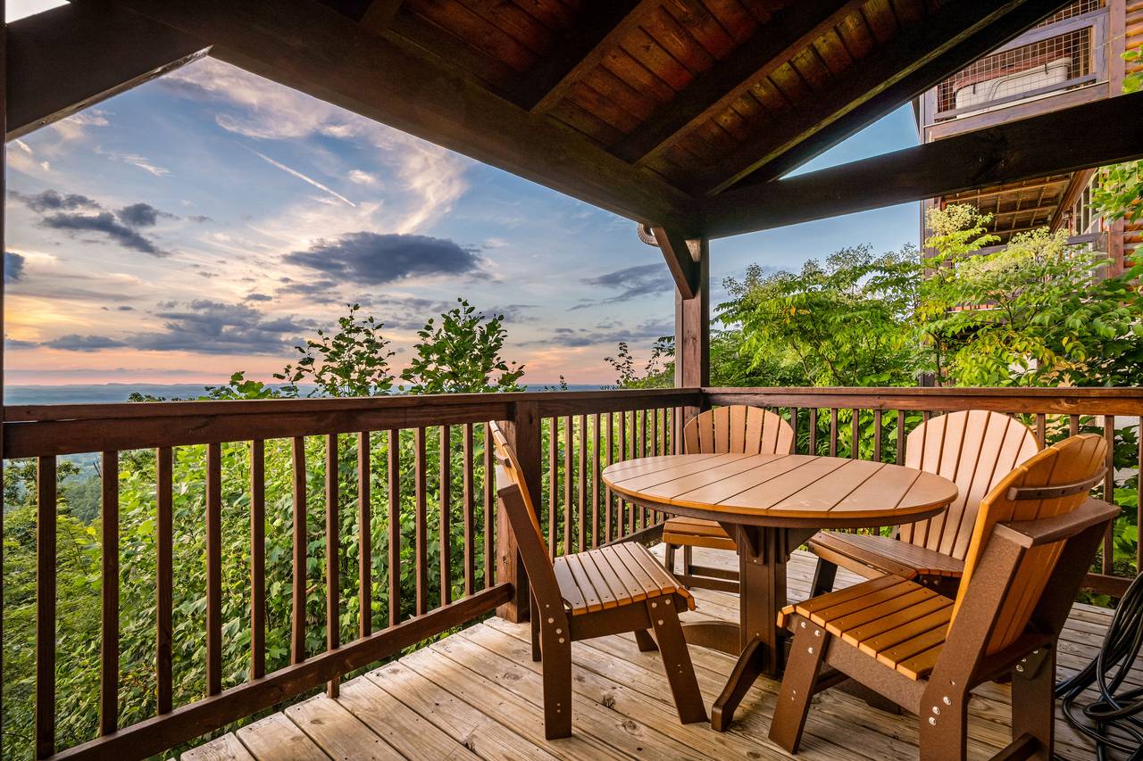Outdoor dining area - dinner with a view Outdoor dining area - dinner with a view