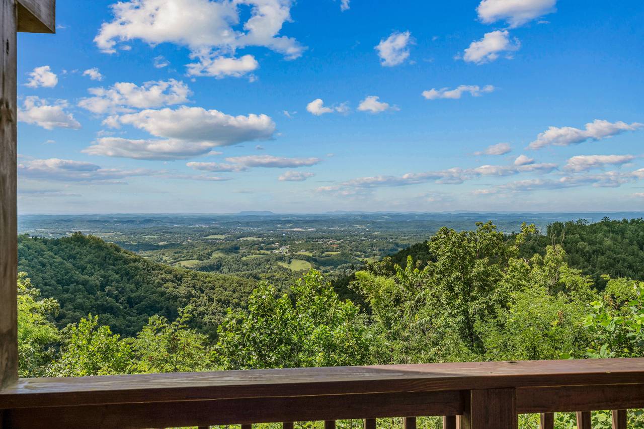 Stunning panoramic views from the cabin's back deck Stunning panoramic views from the cabin's back deck