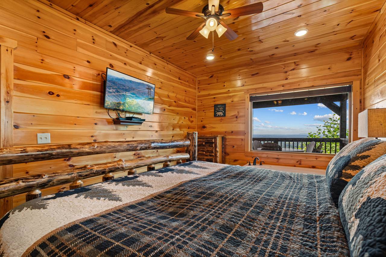 King suite with TV, jetted tub, & private bathroom King suite with TV, jetted tub, & private bathroom