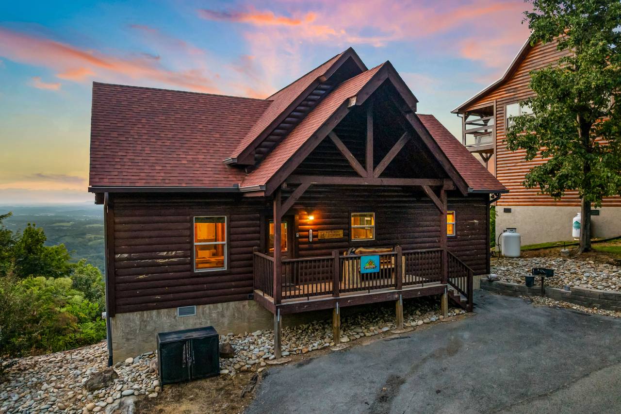 Welcome to A Grandview Getaway offered by Bear Tracts Welcome to A Grandview Getaway offered by Bear Tracts