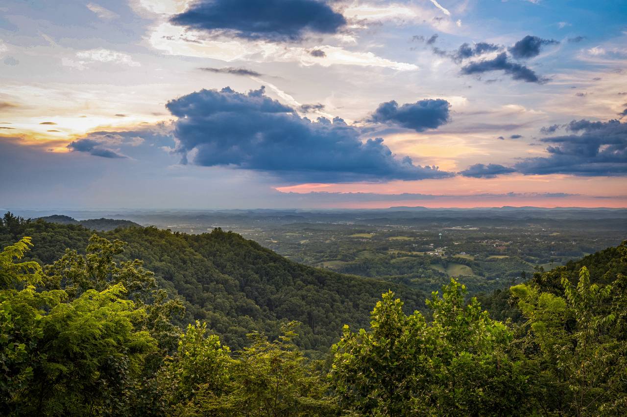 Stunning panoramic views from the cabin's back deck Stunning panoramic views from the cabin's back deck