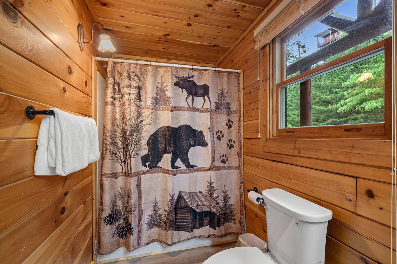 Ensuite full bath on entry level with tub/shower combo. Ensuite full bath on entry level with tub/shower combo.