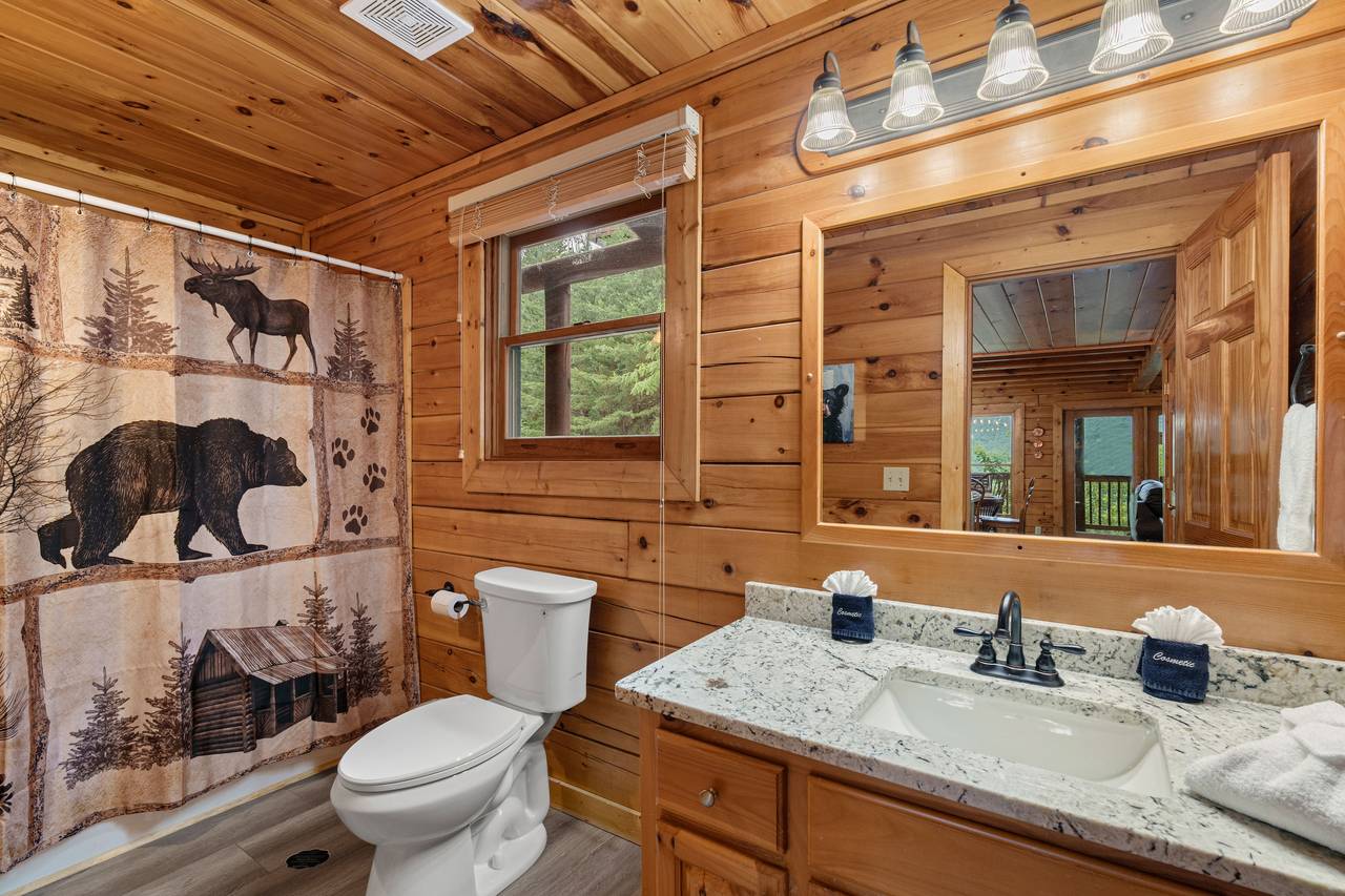 Ensuite full bath on entry level with tub/shower combo. Ensuite full bath on entry level with tub/shower combo.