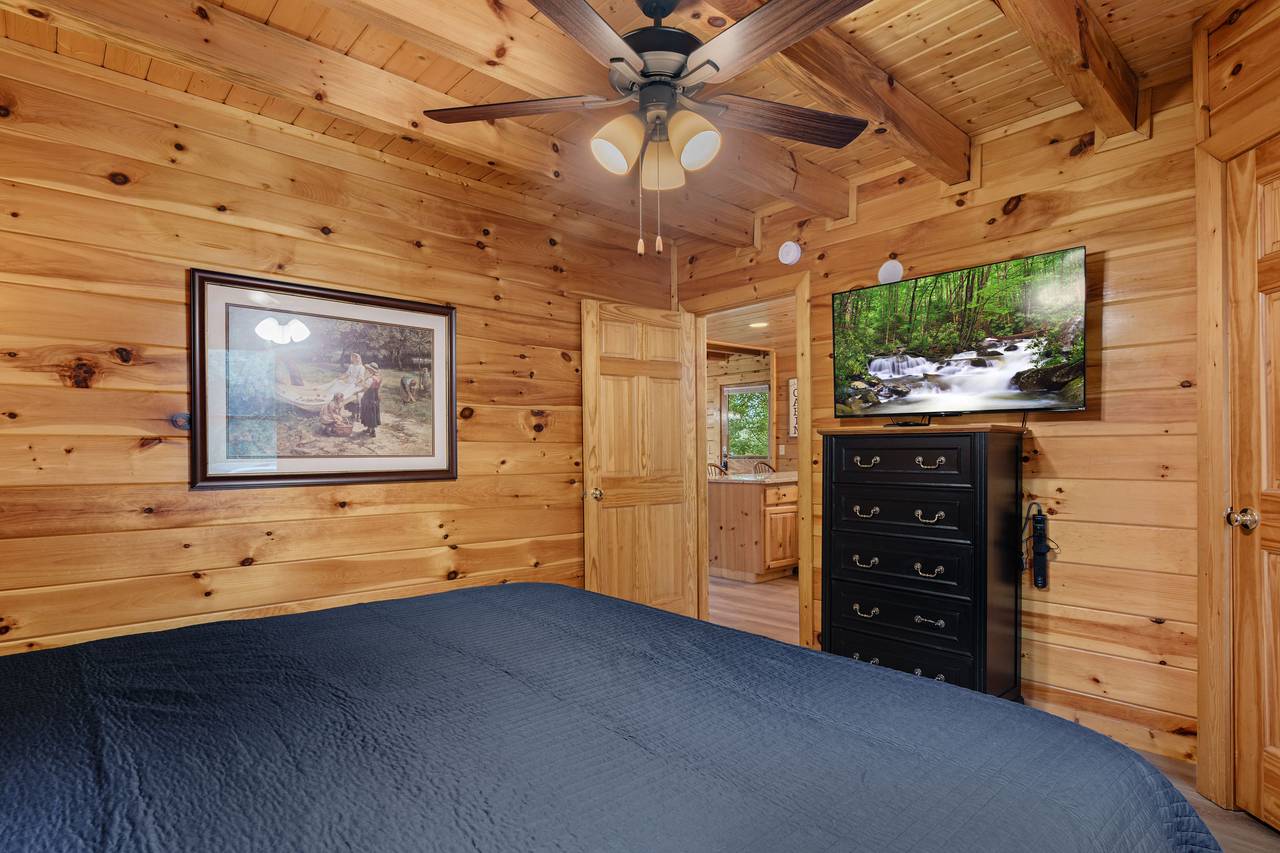King bedroom on entry level with ensuite bath & TV. King bedroom on entry level with ensuite bath & TV.