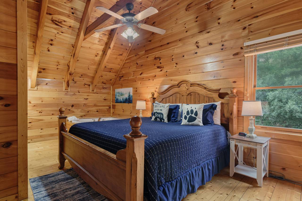 King bedroom on upper level with ensuite bath, TV, & jacuzzi. King bedroom on upper level with ensuite bath, TV, & jacuzzi.
