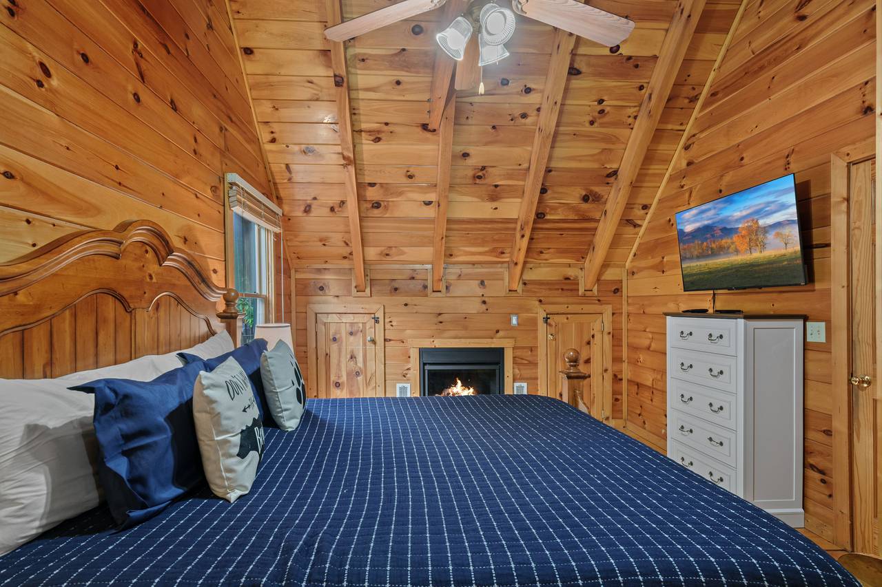 King bedroom on upper level with ensuite bath, TV, & jacuzzi. King bedroom on upper level with ensuite bath, TV, & jacuzzi.