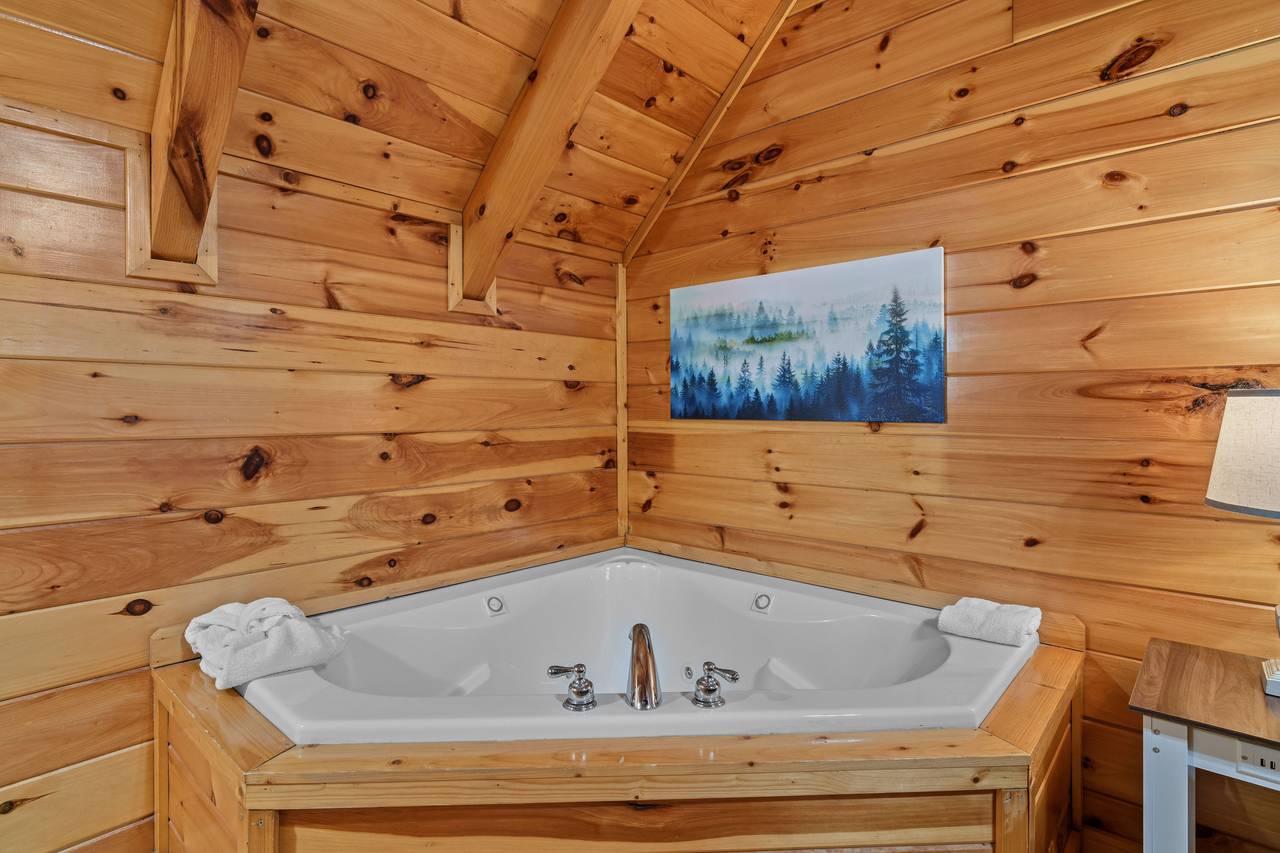 Indoor jacuzzi tub in Bedroom 1’s ensuite bathroom. Indoor jacuzzi tub in Bedroom 1’s ensuite bathroom.