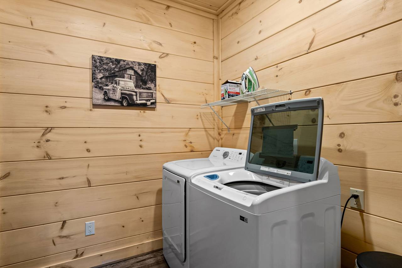 <span class="name">Full size washing machine and dryer</span> <span class="name">Full size washing machine and dryer</span>