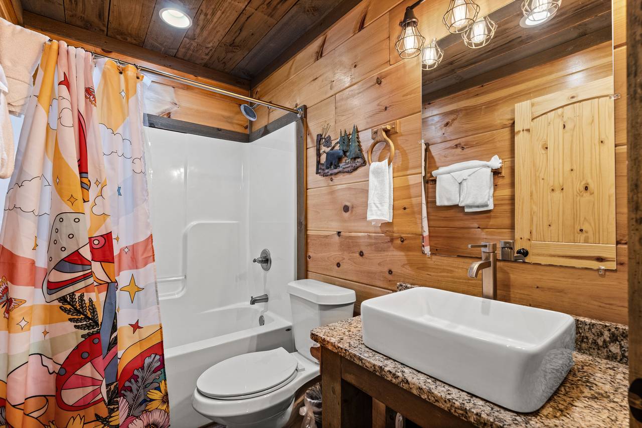 <span class="name">Spacious full bath with shower/tub combo</span> <span class="name">Spacious full bath with shower/tub combo</span>