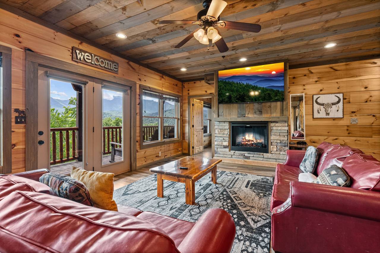 <span class="name">Spacious living room with cozy seating & mountain charm</span> <span class="name">Spacious living room with cozy seating & mountain charm</span>