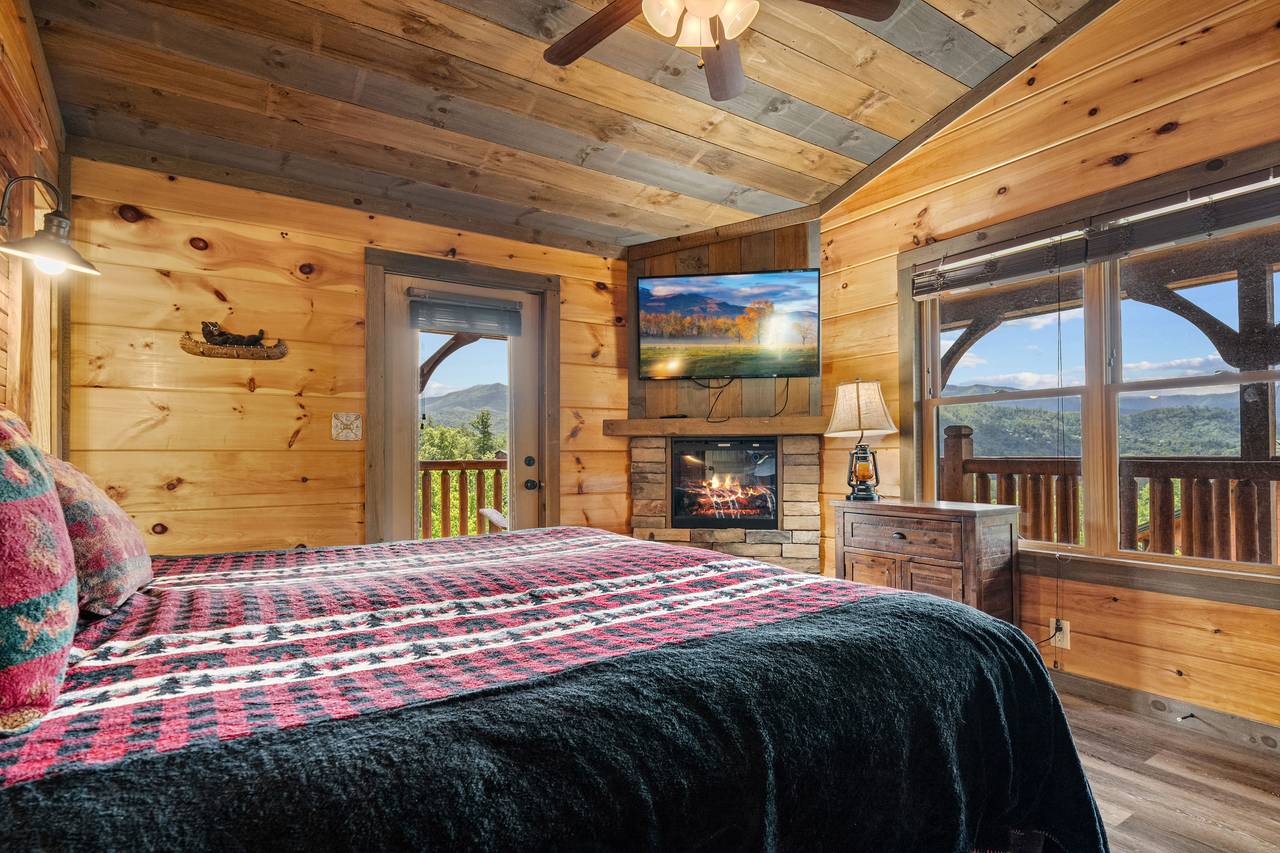 <span class="name">Main level King suite with jacuzzi tub & Roku TV</span> <span class="name">Main level King suite with jacuzzi tub & Roku TV</span>