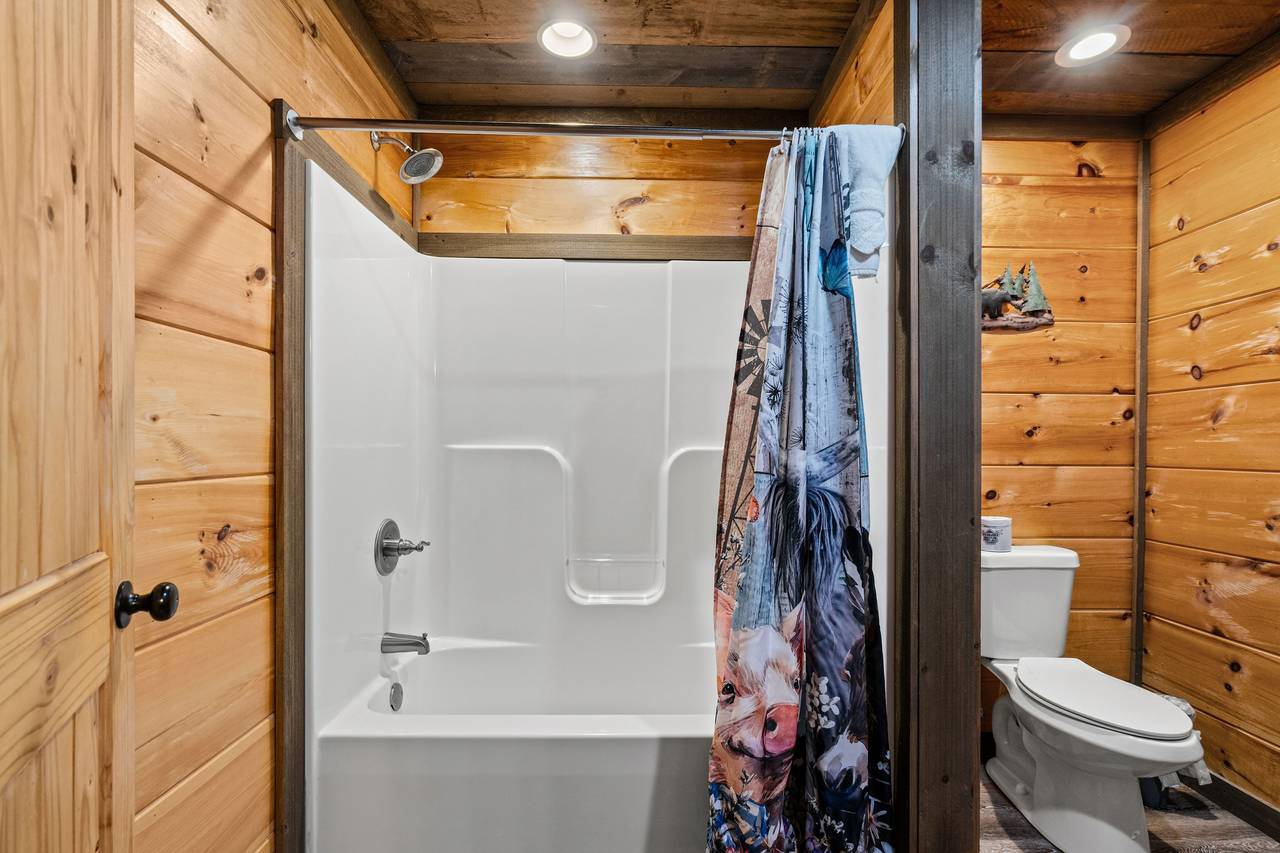 <span class="name">Spacious full bath with shower/tub combo</span> <span class="name">Spacious full bath with shower/tub combo</span>