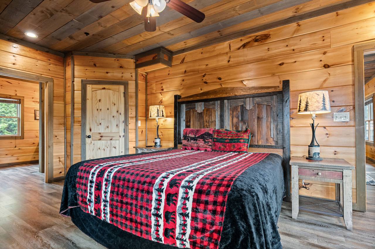 <span class="name">Main level King suite with jacuzzi tub & Roku TV</span> <span class="name">Main level King suite with jacuzzi tub & Roku TV</span>