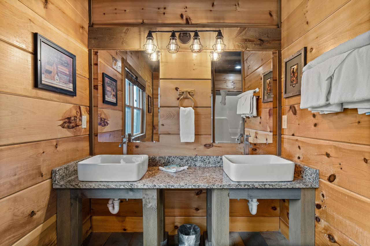 <span class="name">Entry-Level Ensuite bath with jacuzzi tub & walk-in shower</span> <span class="name">Entry-Level Ensuite bath with jacuzzi tub & walk-in shower</span>
