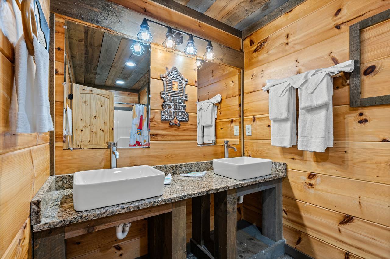 <span class="name">Lower-level Spacious full bath with shower/tub combo</span> <span class="name">Lower-level Spacious full bath with shower/tub combo</span>