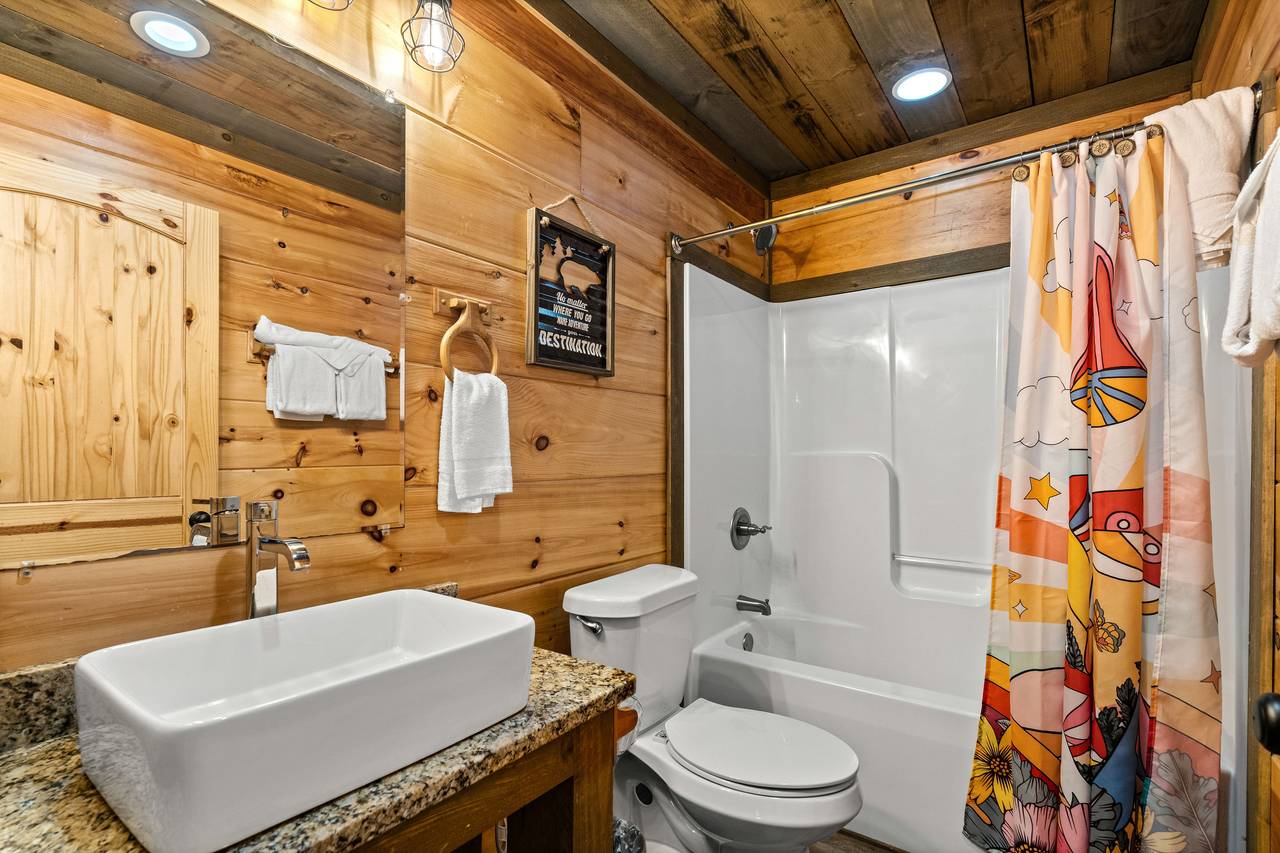 <span class="name">Spacious full bath with shower/tub combo</span> <span class="name">Spacious full bath with shower/tub combo</span>