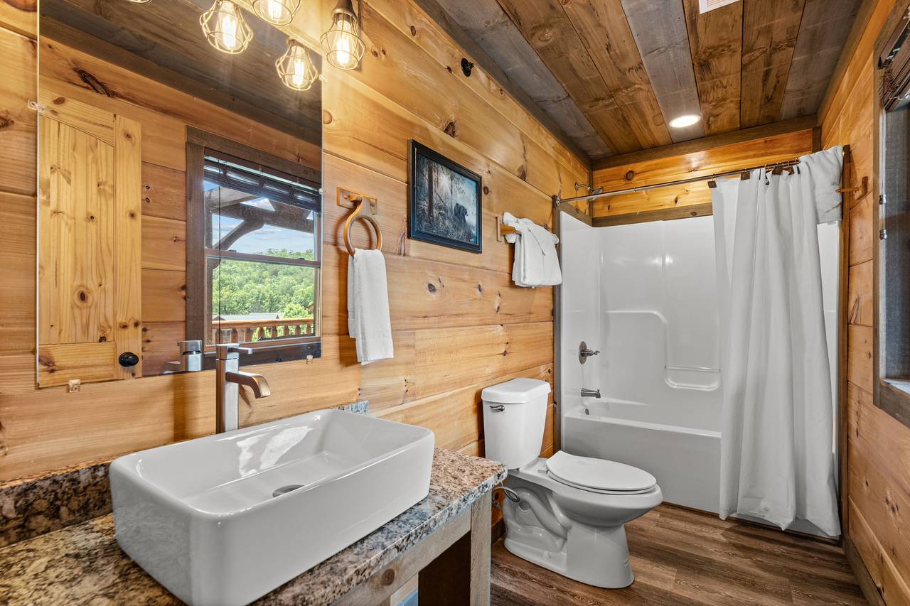 <span class="name">Spacious full bath with shower/tub combo</span> <span class="name">Spacious full bath with shower/tub combo</span>