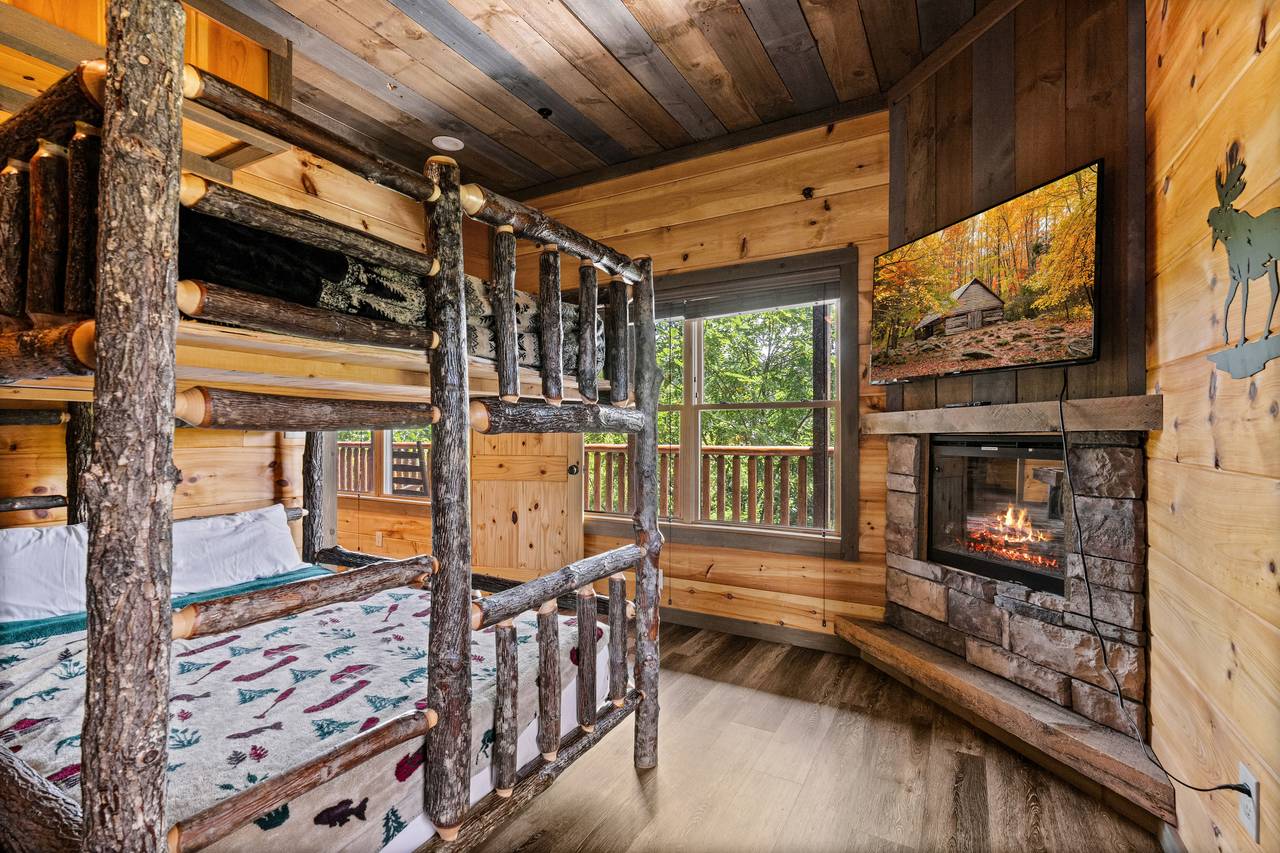 <span class="name">Lower level bunk room with full-over-full beds & TV</span> <span class="name">Lower level bunk room with full-over-full beds & TV</span>