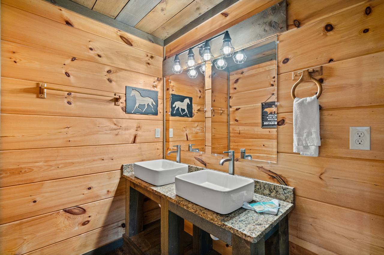 <span class="name">Spacious full bath with shower/tub combo</span> <span class="name">Spacious full bath with shower/tub combo</span>