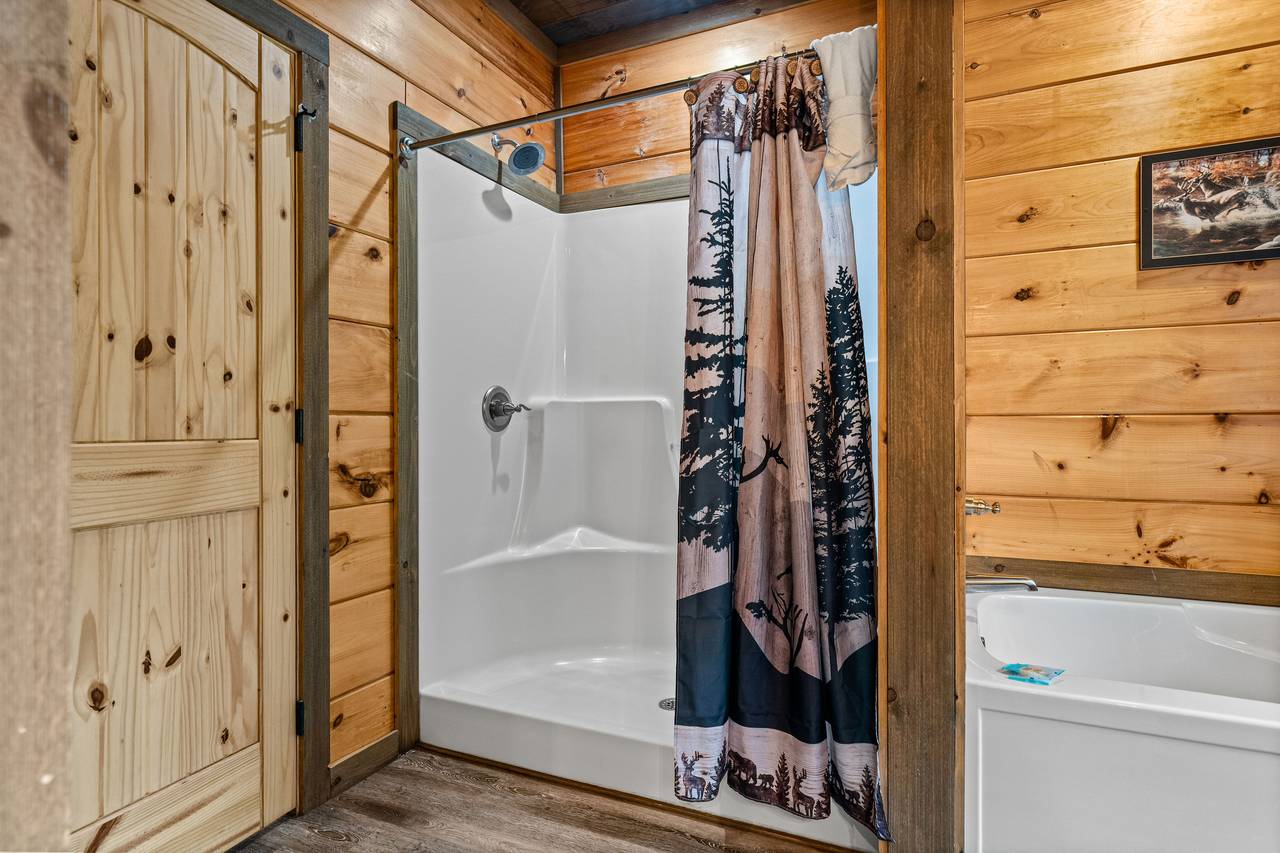 <span class="name">Entry-Level Ensuite bath with jacuzzi tub & walk-in shower</span> <span class="name">Entry-Level Ensuite bath with jacuzzi tub & walk-in shower</span>