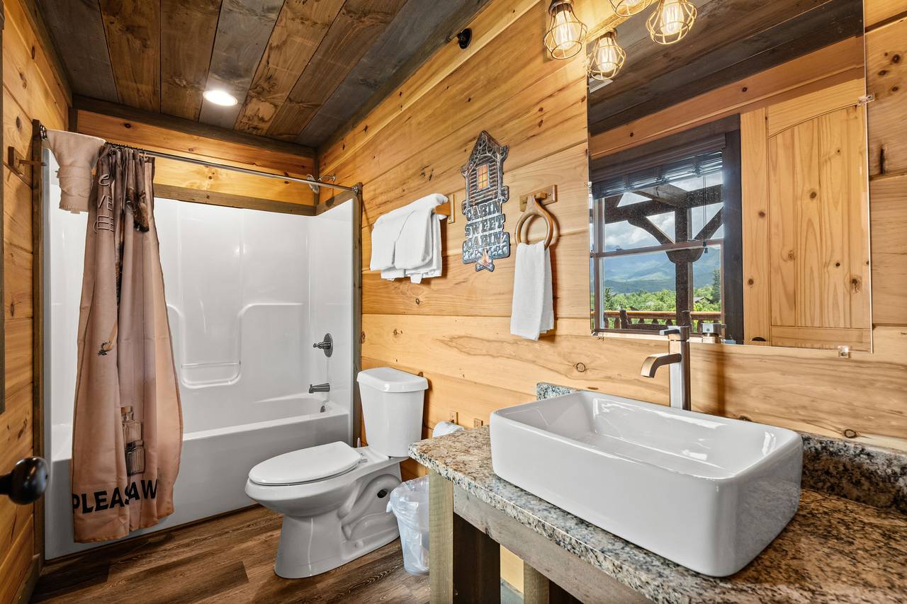 <span class="name">Upper-Level - Spacious full bath with shower/tub combo</span> <span class="name">Upper-Level - Spacious full bath with shower/tub combo</span>