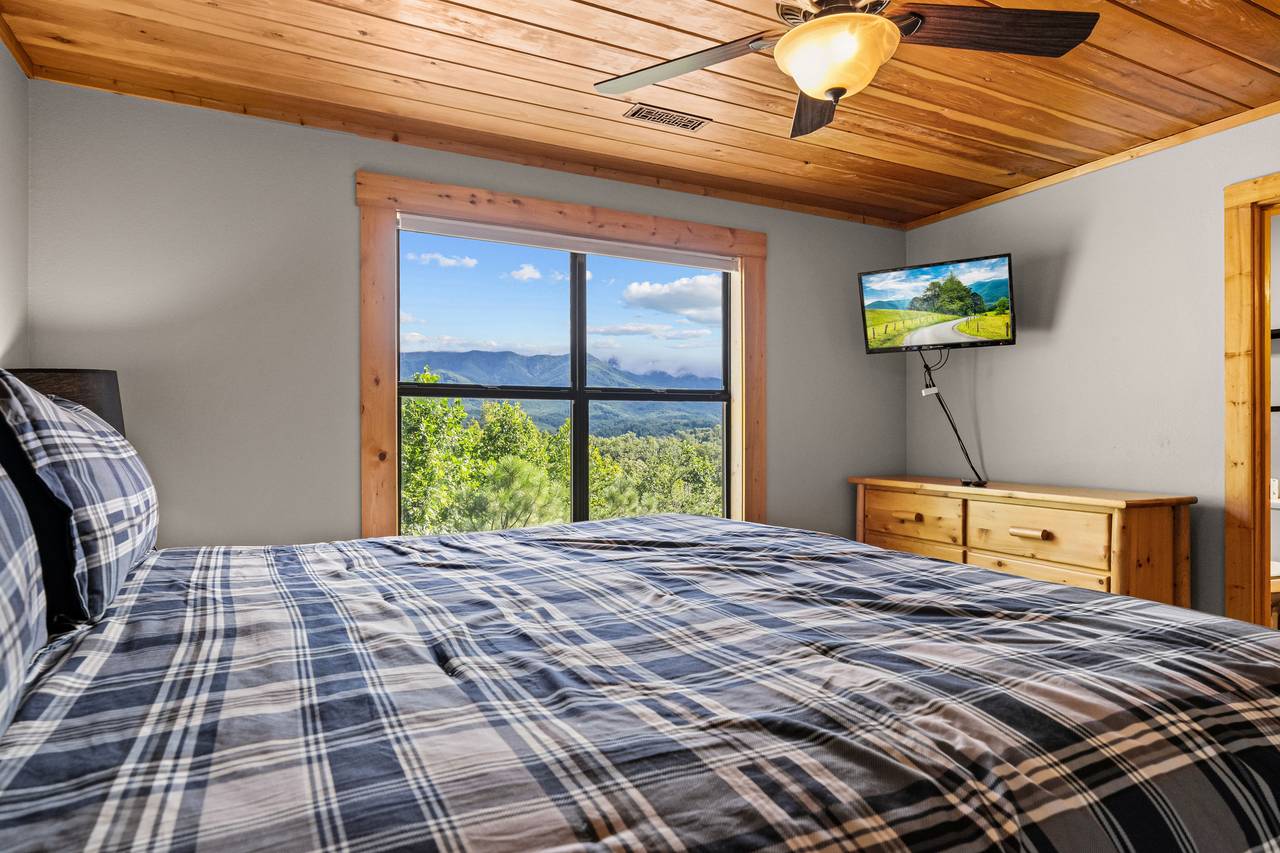 Upper level king bedroom with gorgeous views, TV, & full bath Upper level king bedroom with gorgeous views, TV, & full bath