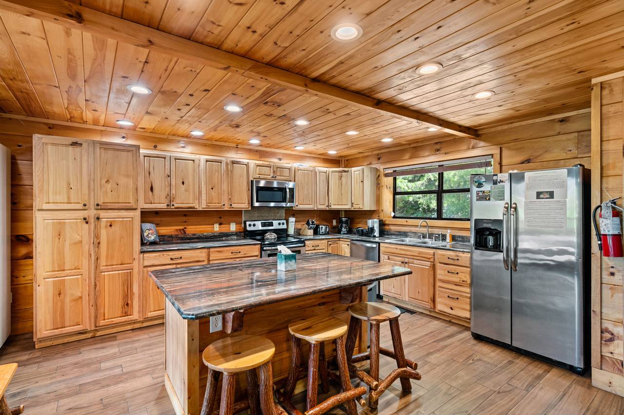 Fully Equipped Kitchen with Stainless Steel Fully Equipped Kitchen with Stainless Steel