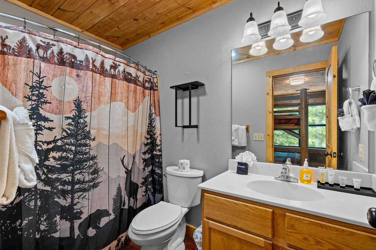 Ensuite full bath with tub/shower combo for twin bunk bedroom Ensuite full bath with tub/shower combo for twin bunk bedroom