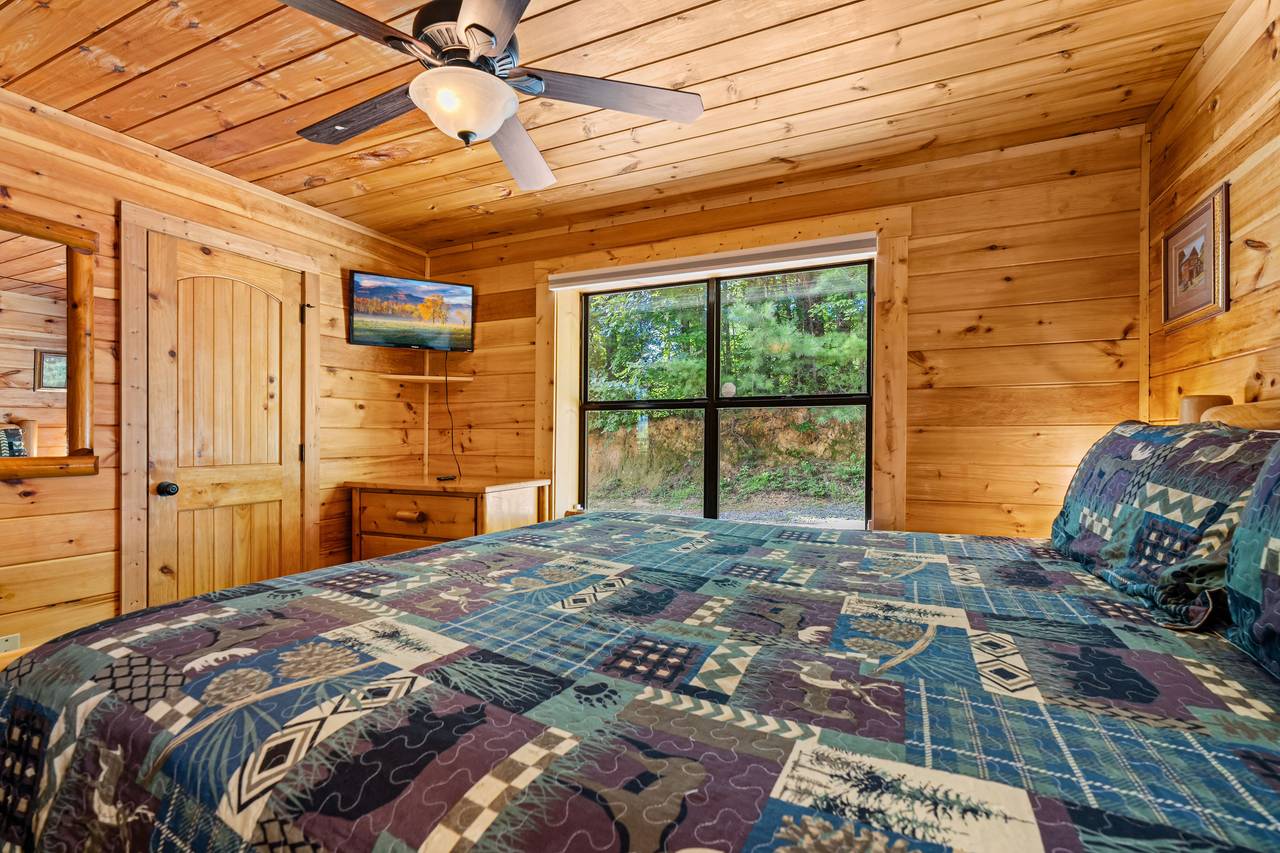 Bright King Bedroom with Streaming TV & ensuite full bath Bright King Bedroom with Streaming TV & ensuite full bath