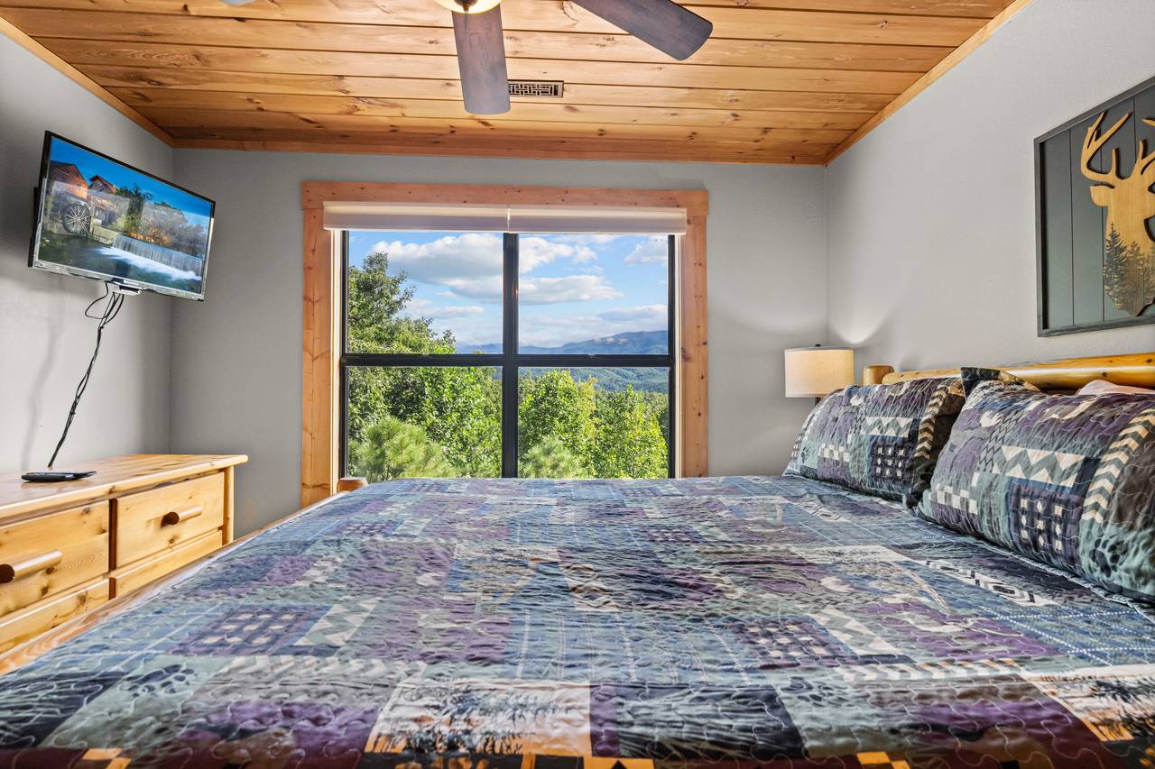 Upper level king bedroom with views, TV, and full bath Upper level king bedroom with views, TV, and full bath
