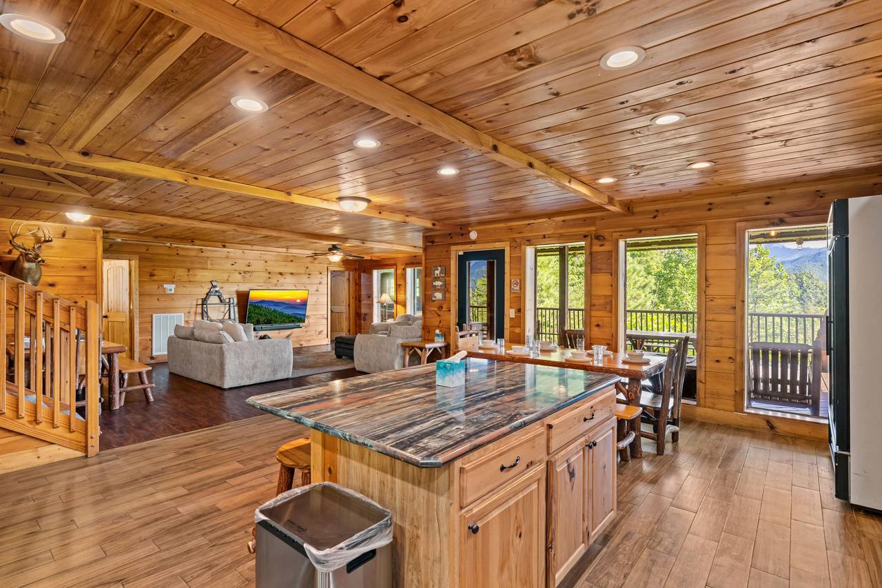 Fully Equipped Kitchen with Stainless Steel Fully Equipped Kitchen with Stainless Steel