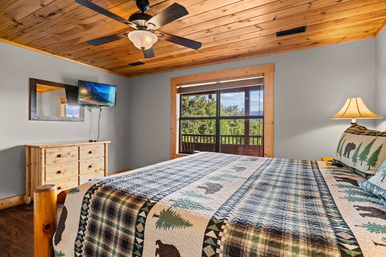 Upper level king bedroom with views, TV, and full bath Upper level king bedroom with views, TV, and full bath