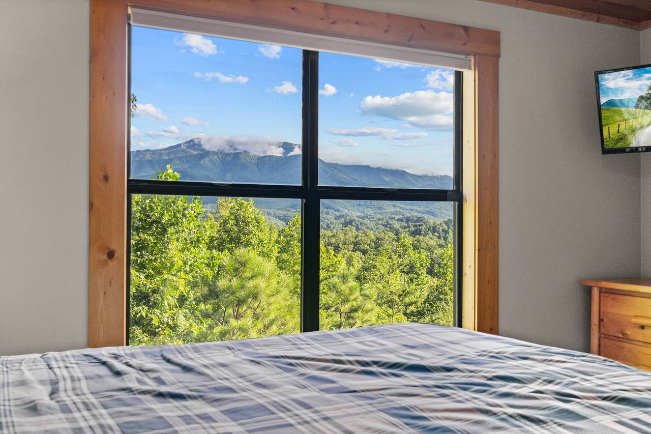 Upper level king bedroom with gorgeous views, TV, & full bath Upper level king bedroom with gorgeous views, TV, & full bath