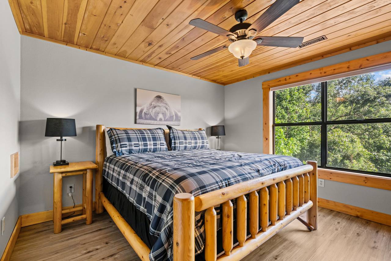 Upper level king bedroom with gorgeous views, TV, & full bath Upper level king bedroom with gorgeous views, TV, & full bath
