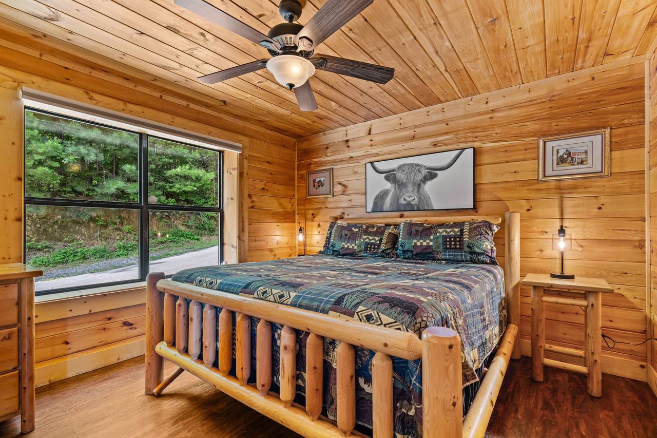 Bright King Bedroom with Streaming TV & ensuite full bath Bright King Bedroom with Streaming TV & ensuite full bath