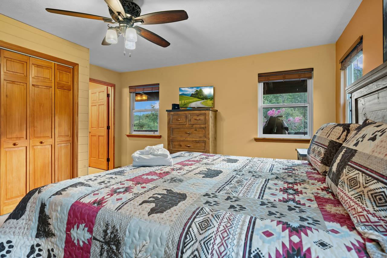 King bedroom with ensuite bath & TV King bedroom with ensuite bath & TV