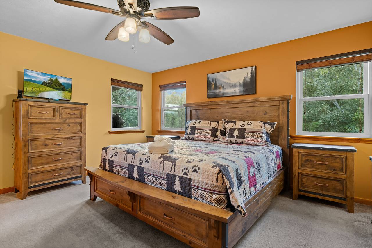 King bedroom with ensuite bath & TV King bedroom with ensuite bath & TV