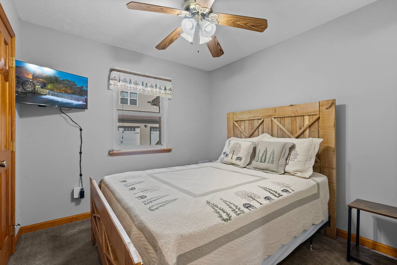 Queen bedroom with TV Queen bedroom with TV