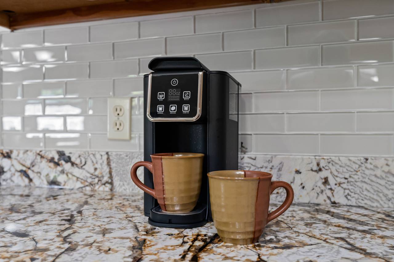 Fully equipped kitchen with Keurig & cookware Fully equipped kitchen with Keurig & cookware
