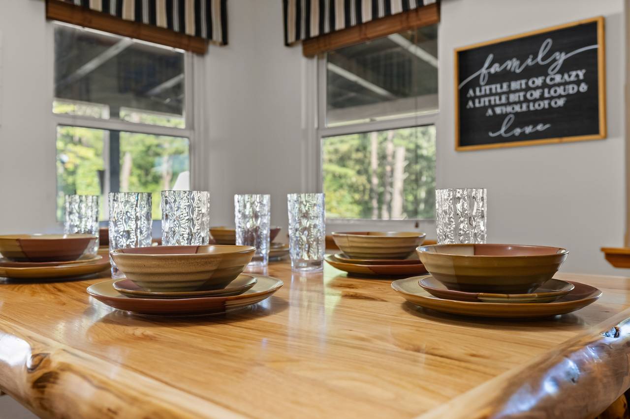 Dining table for 6 next to bay window Dining table for 6 next to bay window