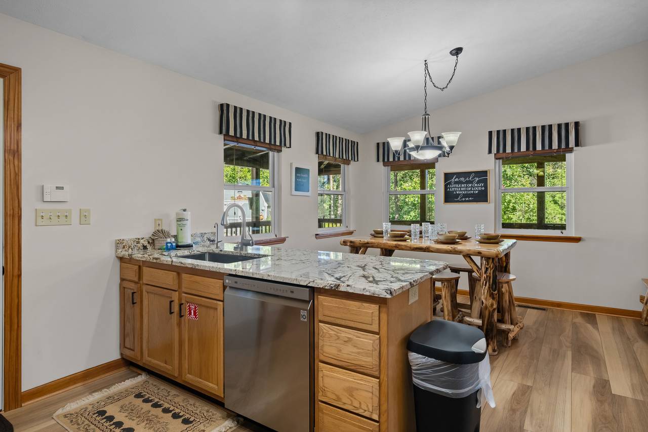 Fully equipped kitchen with Keurig & cookware Fully equipped kitchen with Keurig & cookware
