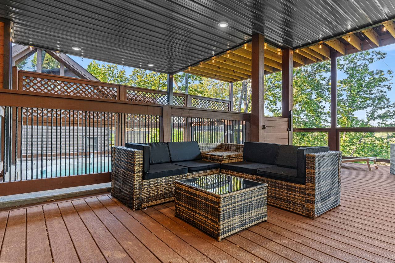<span class="name">Patio couch & table perfect for outdoor meals & drinks</span> <span class="name">Patio couch & table perfect for outdoor meals & drinks</span>