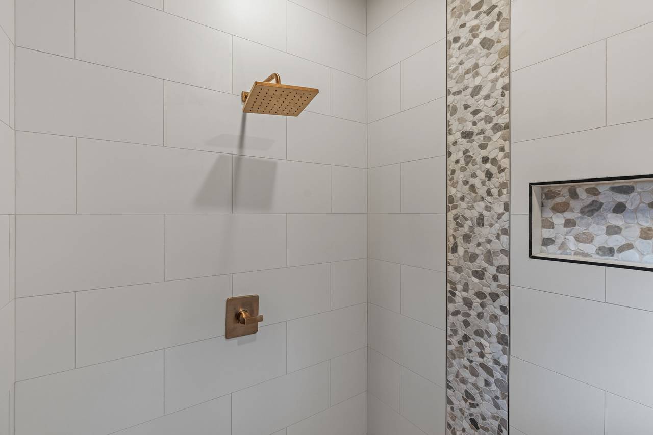 <span class="name">Spa-style bath with deep soaking tub & tile shower for two</span> <span class="name">Spa-style bath with deep soaking tub & tile shower for two</span>