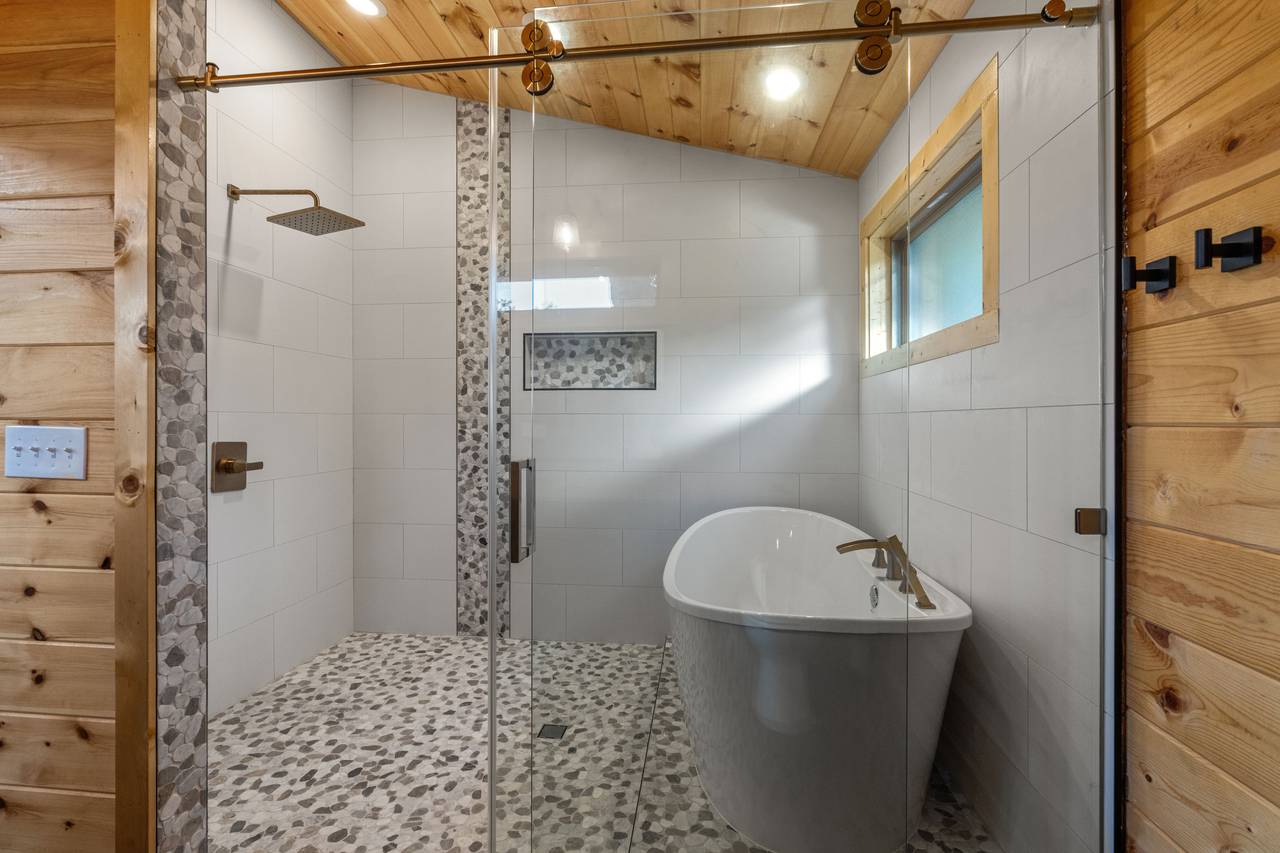 <span class="name">Spa-style bath with deep soaking tub & tile shower for two</span> <span class="name">Spa-style bath with deep soaking tub & tile shower for two</span>