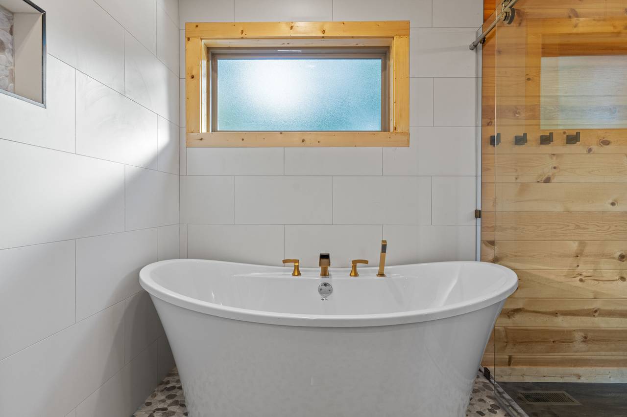 <span class="name">Spa-style bath with deep soaking tub & tile shower for two</span> <span class="name">Spa-style bath with deep soaking tub & tile shower for two</span>
