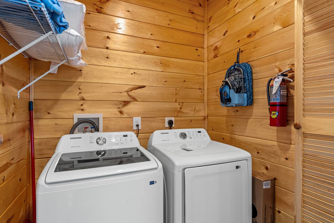 <span class="name">Full size washing machine and dryer</span> <span class="name">Full size washing machine and dryer</span>