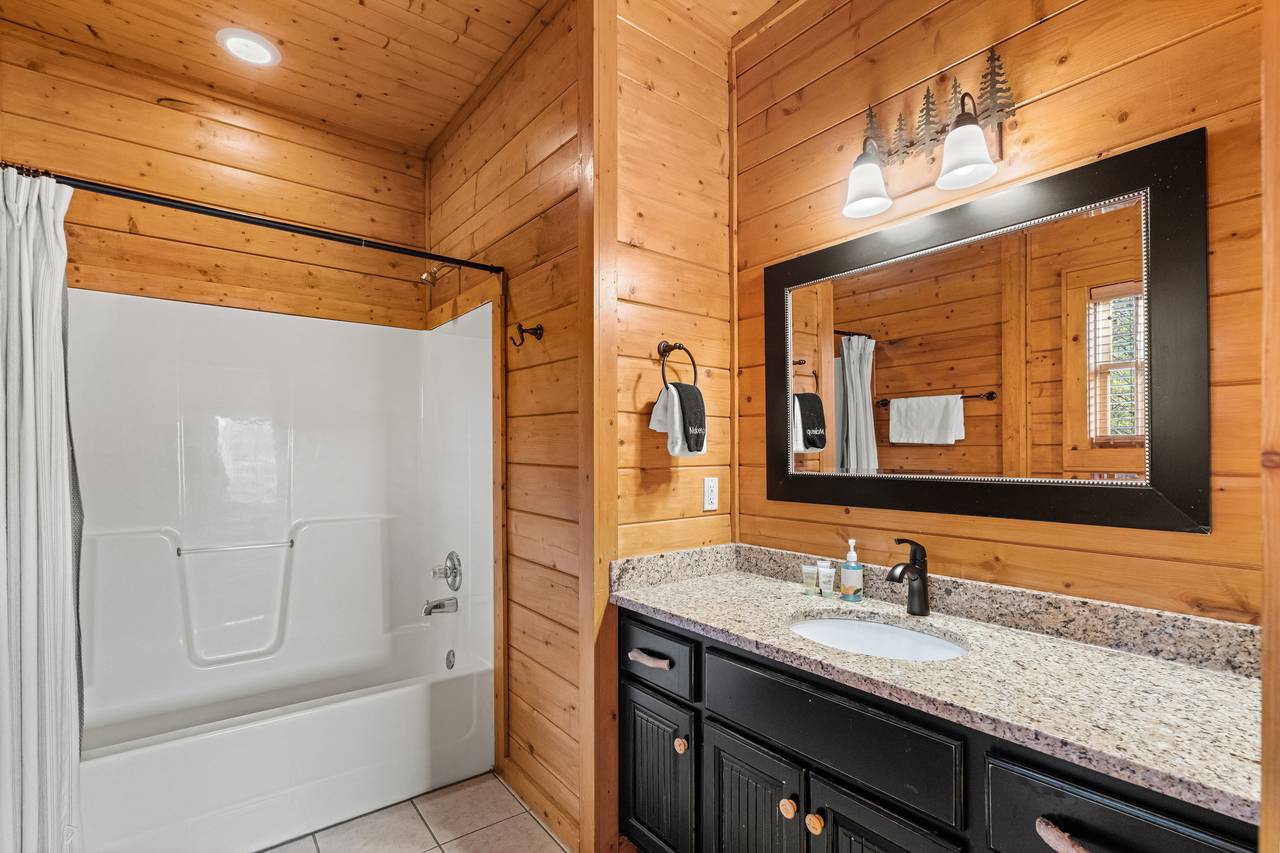 <span class="name">Lower bath with tub/shower & warm cabin finishes</span> <span class="name">Lower bath with tub/shower & warm cabin finishes</span>